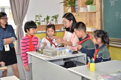 “藥物小達人”科普活動走進張江高科實驗小學 醫藥教學器材點亮科學夢想